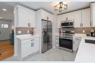 8930 W Lawrence Ave, Milwaukee, WI 53225 - Photo 14