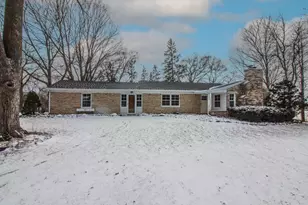 N89W13809 Bonnie Ln, Menomonee Falls, WI 53051 - Photo 2