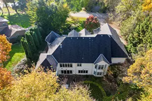 605 St Johns Dr, Delafield, WI 53018 - Photo 4