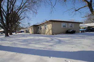 2 Riverdale Cir, Watertown, WI 53094 - Photo 4