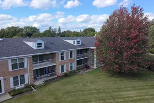 937 W Heritage Ct, Mequon, WI 53092 - Photo 2