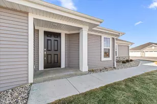 536 Hunter Oaks Blvd, Watertown, WI 53094 - Photo 2