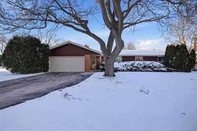 N72W15292  Patio Ct, Menomonee Falls, WI 53051 - Photo 2