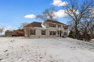 N29W26151 Coachman Dr, Pewaukee, WI 53072 - Photo 2