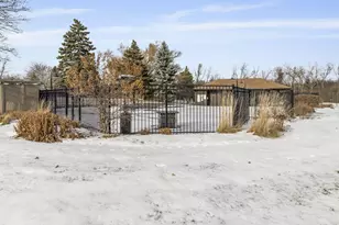 6100 W Stone Hedge Dr, Greenfield, WI 53220 - Photo 34