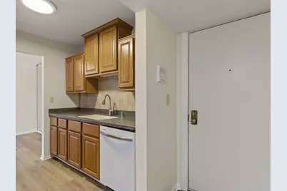 6100 W Stonehedge Dr #304, Greenfield, WI 53220 - Photo 16