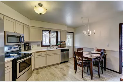 10939 W Coronado Ct, Franklin, WI 53132 - Photo 12