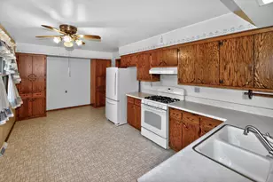 N90W18248 Lambs Ln, Menomonee Falls, WI 53051 - Photo 8