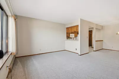 W177N9766  Riversbend Cir, Germantown, WI 53022 - Photo 4