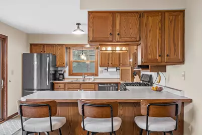 301 S Summerset Dr, Racine, WI 53406 - Photo 8
