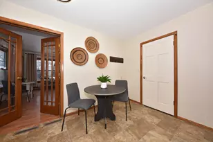 1636 W Fairfield Ct, Glendale, WI 53209 - Photo 8