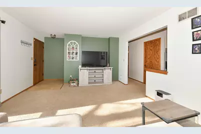 1636 W Fairfield Ct, Glendale, WI 53209 - Photo 6