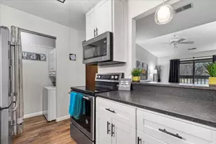 360 Park Hill Dr, Pewaukee, WI 53072 - Photo 4