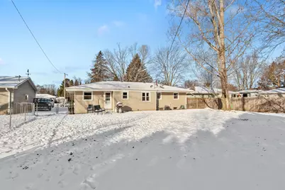 806  Memorial Dr, Kewaskum, WI 53040 - Photo 16