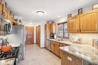 W203N16198  Pin Oak Cir #2, Jackson, WI 53037 - Photo 4