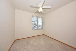 3960 S Prairie Hill Ln, Greenfield, WI 53228 - Photo 20