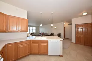 3960 S Prairie Hill Ln, Greenfield, WI 53228 - Photo 8