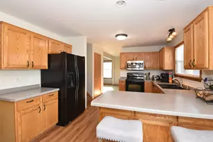 W142N9823 Amber Dr, Germantown, WI 53022 - Photo 4