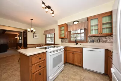 10551 W Keefe Ave, Wauwatosa, WI 53222 - Photo 12