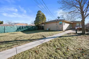 8530 W Holt Ave, Milwaukee, WI 53227 - Photo 24