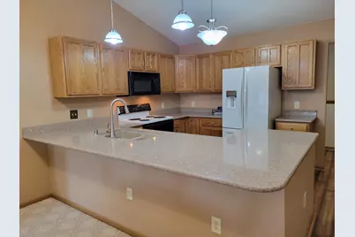 2111  Pine Ridge Ct #E, Grafton, WI 53024 - Photo 12