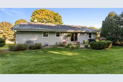 2212  Gatekeeper Ct, Waukesha, WI 53188 - Photo 6