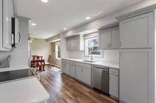 N97W16385 Tippicanoe Ct, Germantown, WI 53022 - Photo 8