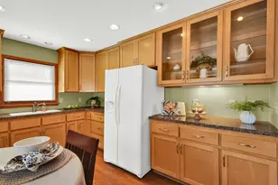 W147N8368 Manchester Dr, Menomonee Falls, WI 53051 - Photo 8