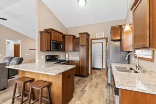 6441 Kingsview Dr, Racine, WI 53406 - Photo 8