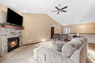 6441 Kingsview Dr, Racine, WI 53406 - Photo 18