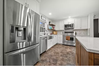 W341N6716  Lancelot Dr, Oconomowoc, WI 53066 - Photo 4