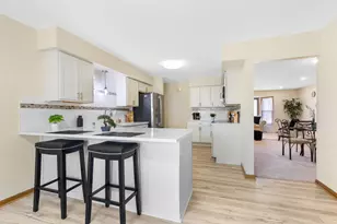 7975 S Wynbrook Ct, Oak Creek, WI 53154 - Photo 6