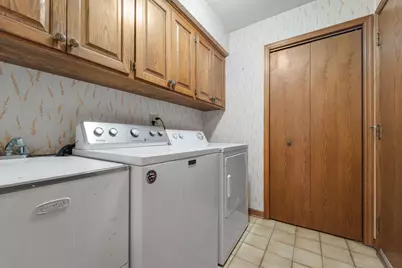 6585 N Range Line Rd, Glendale, WI 53209 - Photo 14