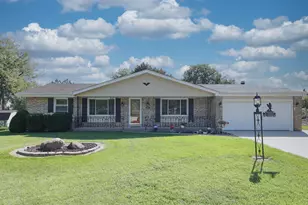 15035 W Kingsway Dr, New Berlin, WI 53151 - Photo 1