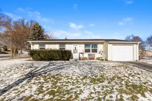 816 Birch Dr, Waukesha, WI 53188 - Photo 2