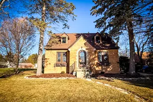 424 W Luebbe Ln, Glendale, WI 53217 - Photo 2