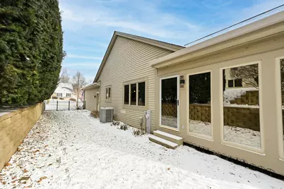 2707  Fox Hill Dr, Waukesha, WI 53189 - Photo 14