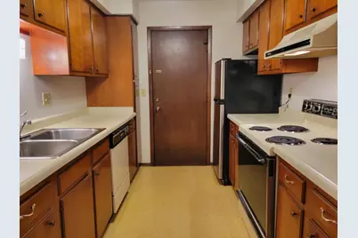 805 E Henry Clay St #202, Whitefish Bay, WI 53217 - Photo 4