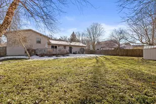 702 Fox Knoll Dr, Racine, WI 53185 - Photo 2