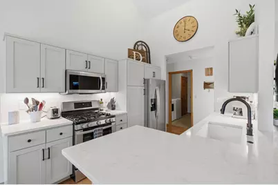 1115  Riverway Ct, Pewaukee, WI 53072 - Photo 6