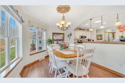 436  Maple Leaf Ct, Manitowoc, WI 54220 - Photo 8