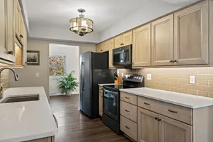 946 Shabbona Dr, Fontana, WI 53125 - Photo 10