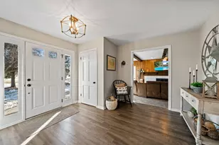 946 Shabbona Dr, Fontana, WI 53125 - Photo 2