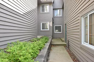 18575 Brookfield Lake Dr, Brookfield, WI 53045 - Photo 4