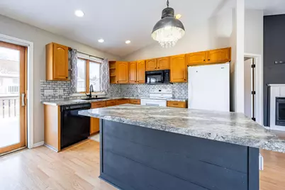 634  Victoria Ln, Onalaska, WI 54650 - Photo 4