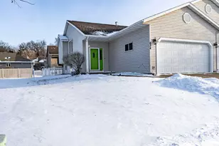 634 Victoria Ln, Onalaska, WI 54650 - Photo 1