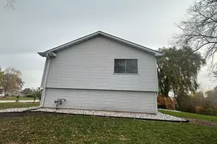 7765 S Mission Dr, Franklin, WI 53132 - Photo 8