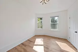 2026 E Kenilworth Pl, Milwaukee, WI 53202 - Photo 10