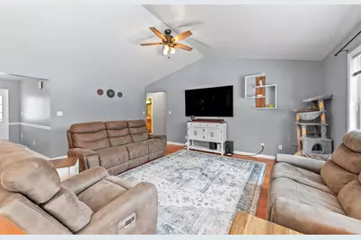 534  Woodridge Dr, Grafton, WI 53024 - Photo 4