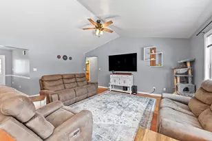 534 Woodridge Dr, Grafton, WI 53024 - Photo 4